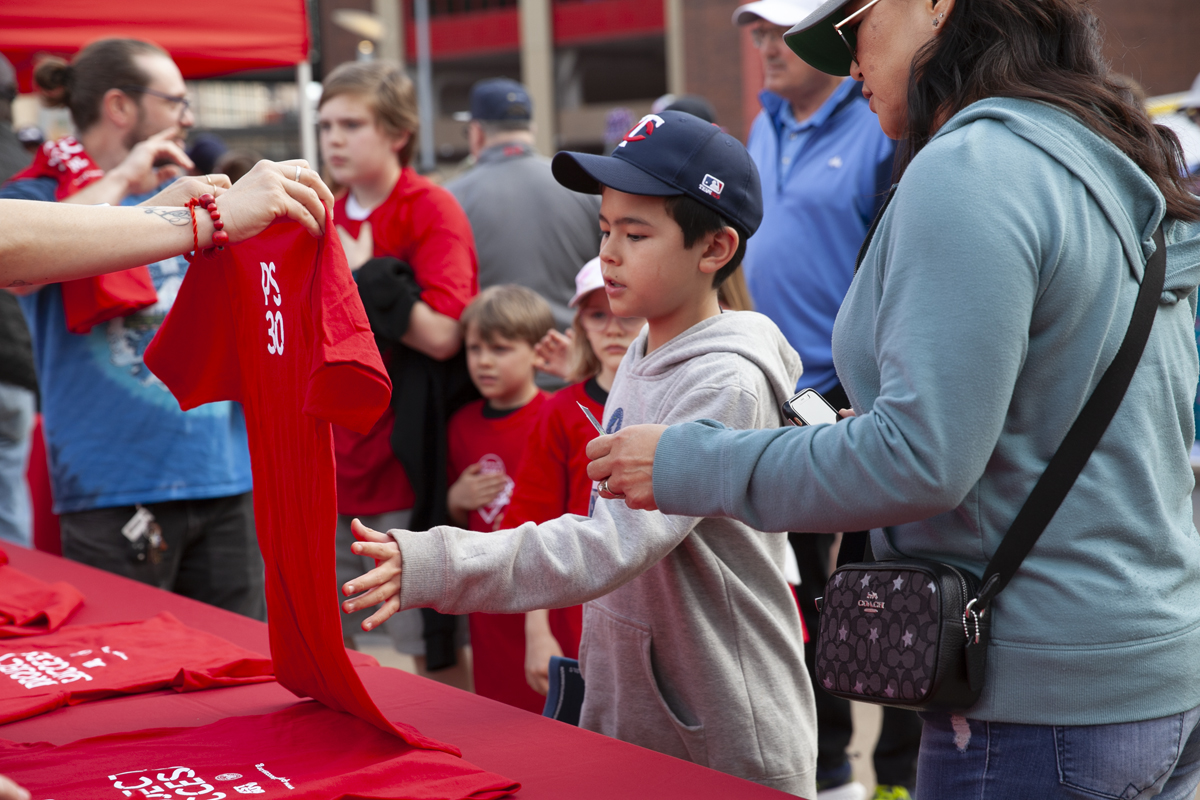 A student picking up his PS t-shirt.